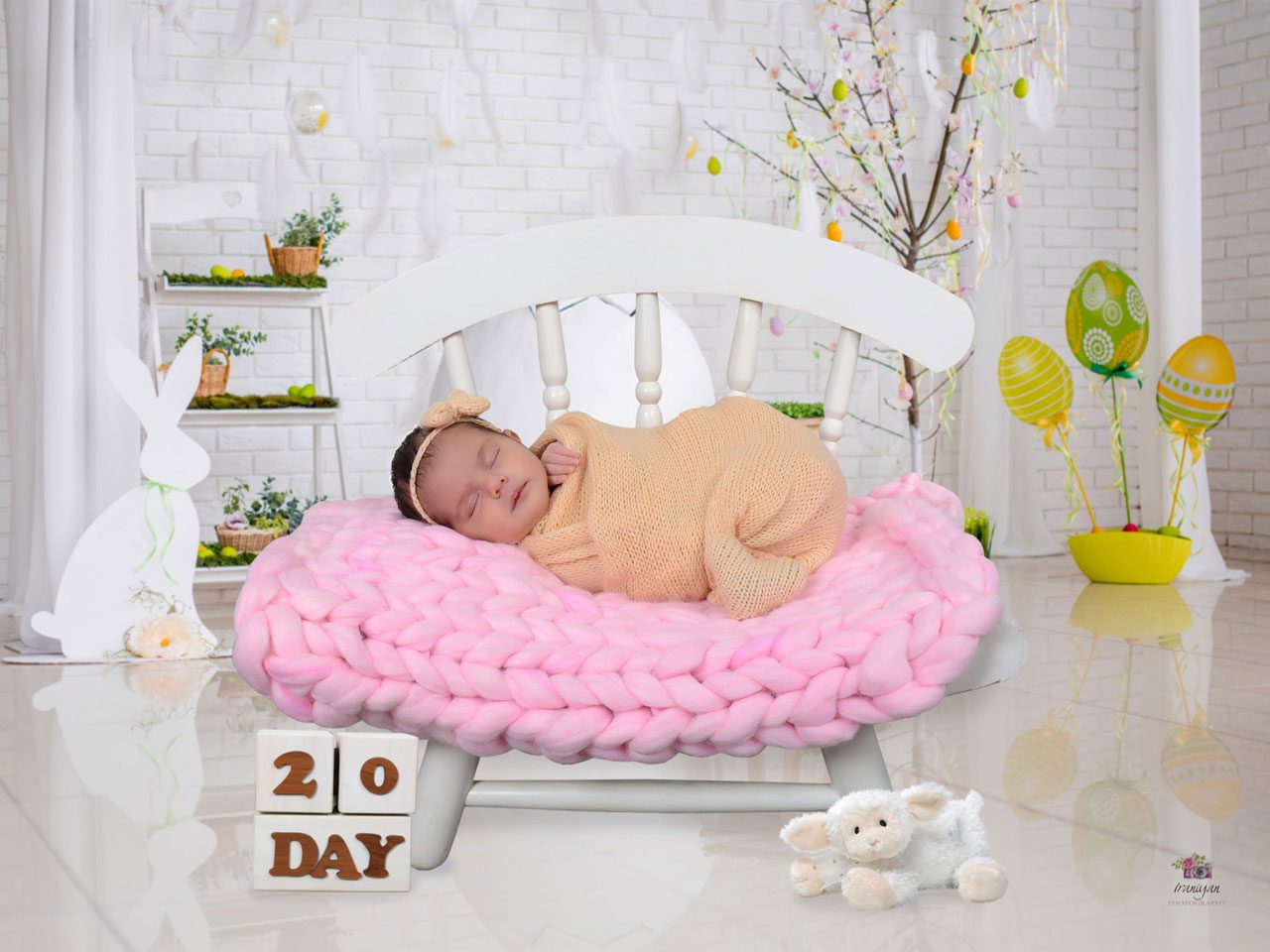 نوزاد در خواب شیرین در آتلیه کودک